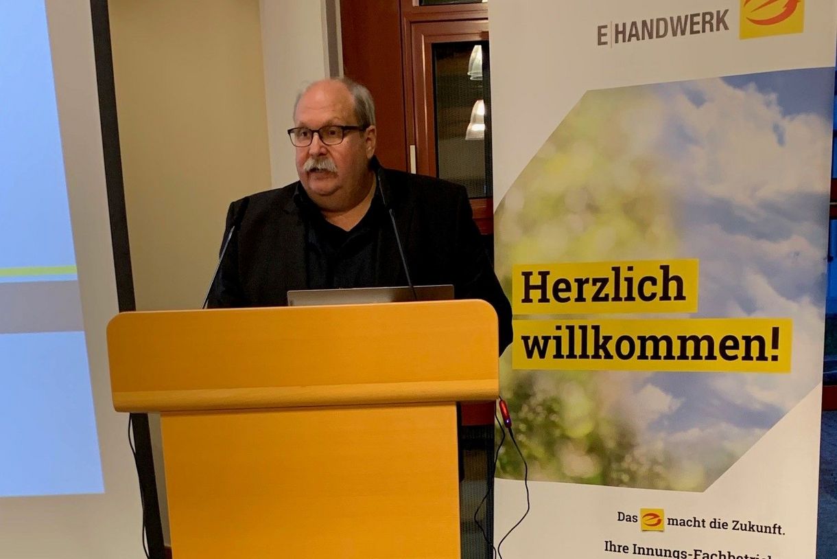Obermeister Reiner Ullmann während seines Vortrags (Quelle: FVEITBW) 